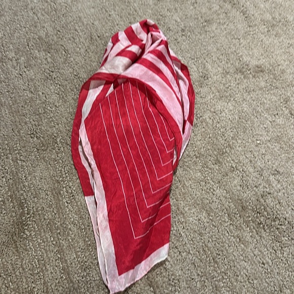 Beautiful lot of designer scarfs selling as a bundle - Picture 16 of 17